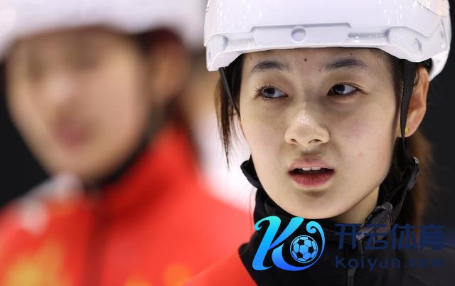 ↑ 中国短说念速滑队选手王欢然在训导中。 新华社记者 李明 摄