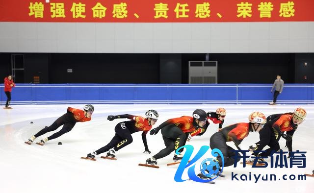 ↑ 中国短说念速滑队选手在训导中。 新华社记者 李明 摄