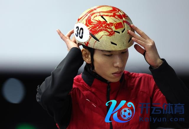 ↑ 中国短说念速滑队选手林孝埈在训导前准备。 新华社记者 李明 摄