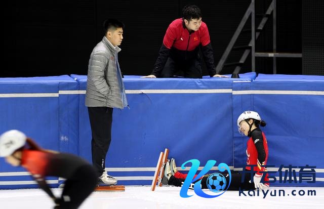↑ 中国短说念速滑队选手公俐（右下）在训导中跌倒。 新华社记者 张晨 摄