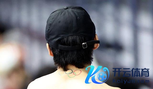 ↑ 这是拍摄的中国短说念速滑队选手林孝埈脖颈处的奥运五环纹身。 新华社记者 张晨 摄