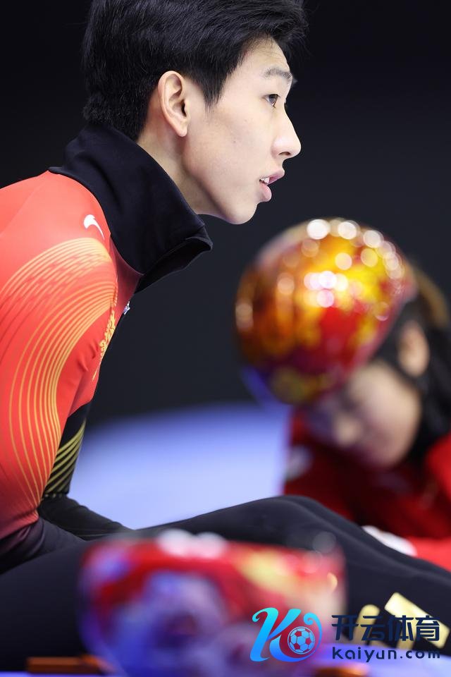 ↑ 中国短说念速滑队选手孙龙在训导罅隙。 新华社记者 李明 摄