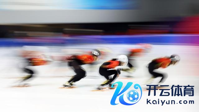 ↑ 中国短说念速滑队选手在训导中。 新华社记者 李明 摄
