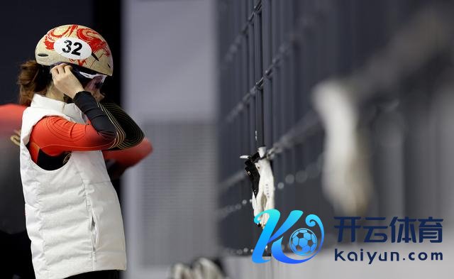 ↑ 中国短说念速滑队选手杨婧茹在训导前准备。 新华社记者 李明 摄