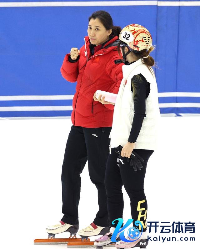↑ 中国短说念速滑队培育张晶（左）在训导中为队员杨婧茹加油。 新华社记者 张晨 摄