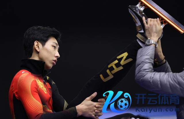 ↑ 中国短说念速滑队选手孙龙在训导罅隙。 新华社记者 李明 摄