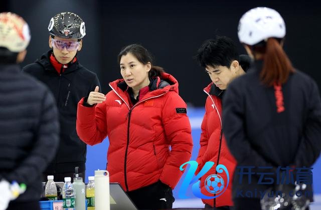 ↑ 中国短说念速滑队培育张晶（中）派遣训导任务。 新华社记者 张晨 摄