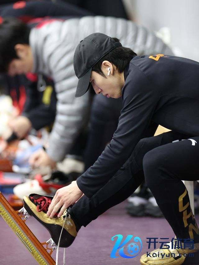 ↑ 中国短说念速滑队选手林孝埈在训导前穿上冰刀鞋。 新华社记者 张晨 摄