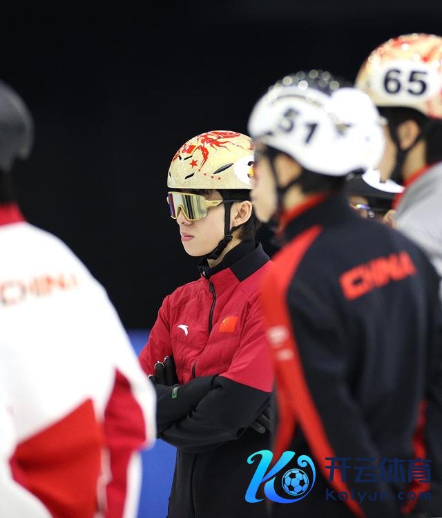 ↑ 中国短说念速滑队选手林孝埈（中）在训导中凝听培育张晶指引。 新华社记者 张晨 摄