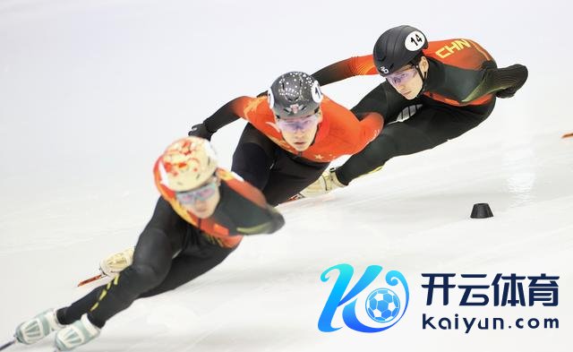 ↑ 中国短说念速滑队选手刘少昂（右）在训导中。 新华社记者 张晨 摄