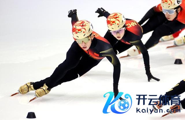 ↑ 中国短说念速滑队选手林孝埈（左一）在训导中。 新华社记者 张晨 摄