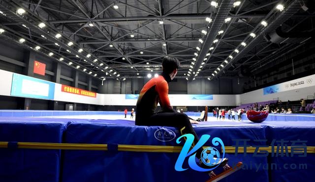 ↑ 中国短说念速滑队选手孙龙在训导罅隙。 新华社记者 李明 摄