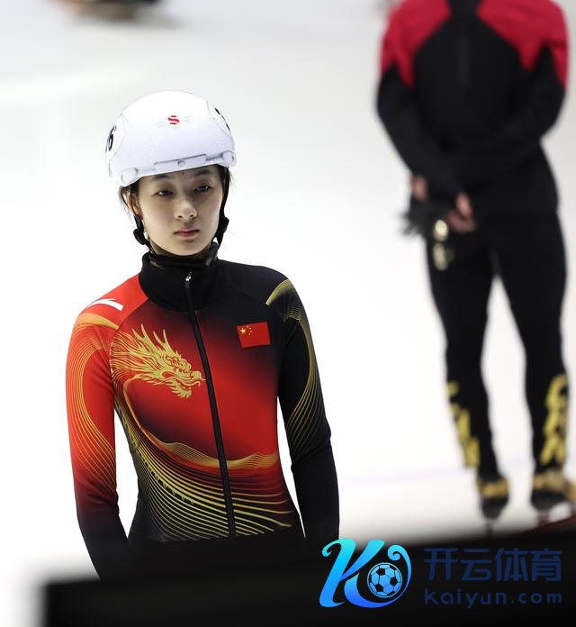↑ 中国短说念速滑队选手王欢然回看训导视频。 新华社记者 张晨 摄