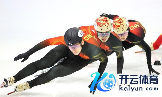 ↑ 中国短说念速滑队选手李文龙（左二）在训导中。 新华社记者 张晨 摄