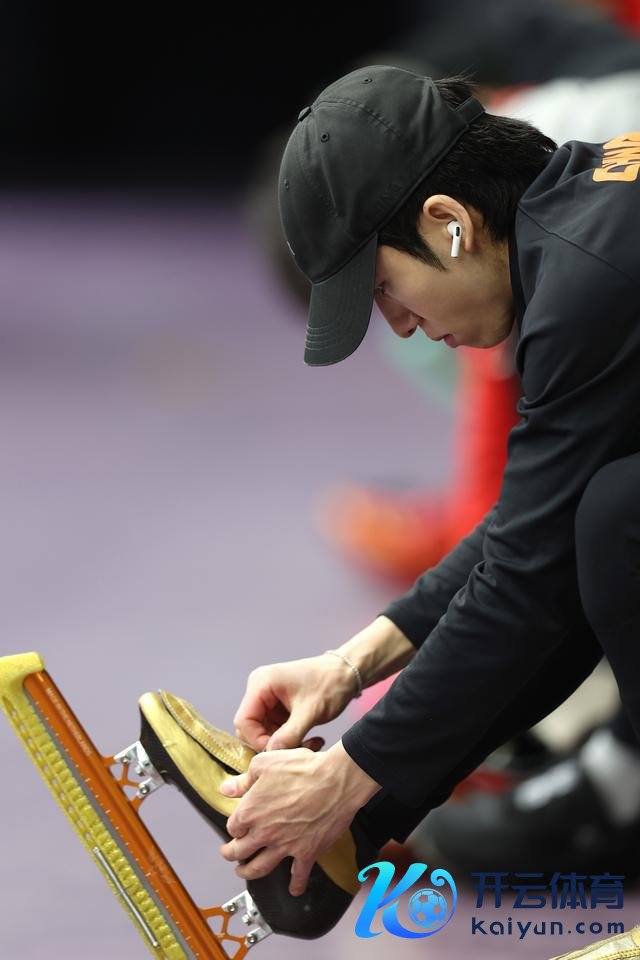 ↑ 中国短说念速滑队选手林孝埈在训导前准备。 新华社记者 李明 摄