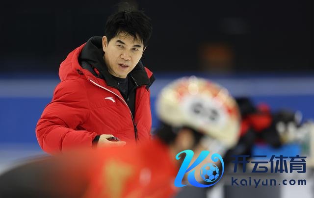 ↑ 中国短说念速滑队培育全宰秀在训导中指引队员。 新华社记者 李明 摄