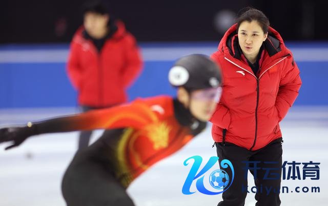 ↑ 中国短说念速滑队培育张晶（右）在训导中指引队员。 新华社记者 李明 摄
