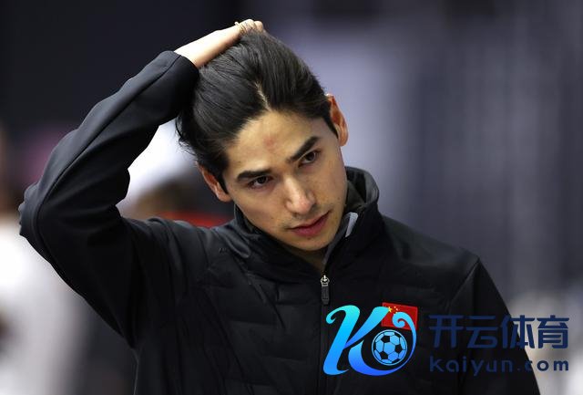 ↑ 中国短说念速滑队选手刘少昂在训导后。 新华社记者 李明 摄