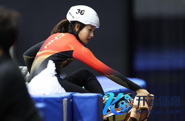↑ 中国短说念速滑队选手王欢然在训导中。 新华社记者 李明 摄