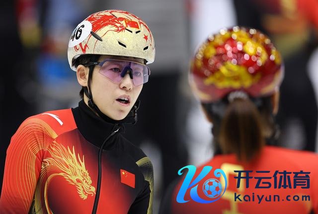 ↑ 中国短说念速滑队选手范可新（左）在训导中与队友疏导。 新华社记者 李明 摄