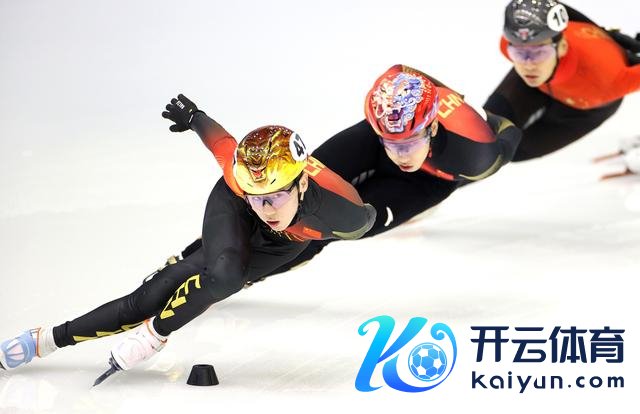 ↑ 中国短说念速滑队选手张柏浩（左一）在训导中。 新华社记者 张晨 摄