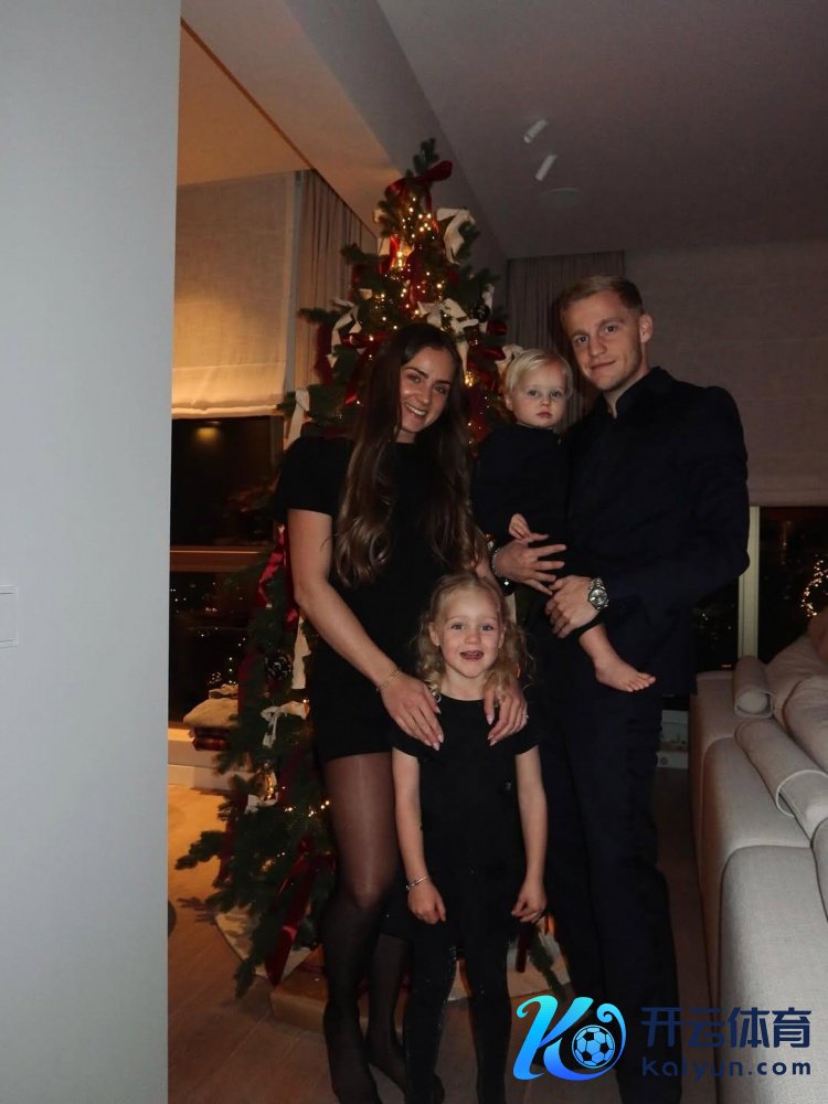 范德贝克与埃斯特尔一家四口的幸福合照