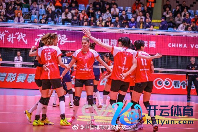 天津渤海银行女排庆贺收效